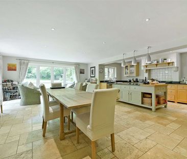 Impressive detached property in sought after private road. - Photo 4