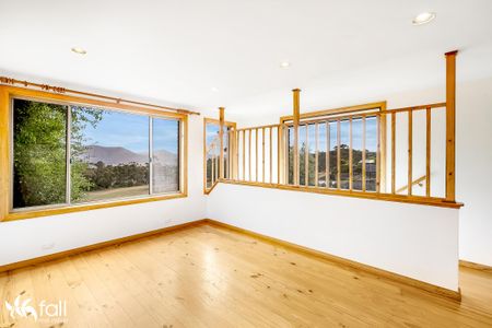 Spacious Family Home - Stunning Views and Direct Access to Jim Bacon Reserve - Photo 4