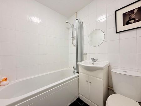 The Orchard, Lightwater, Surrey, GU18 - Photo 5