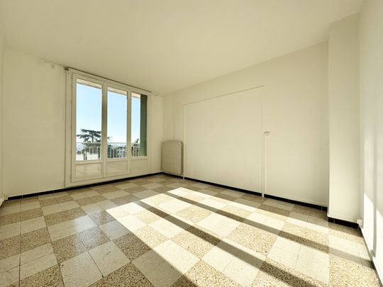 NIMES / CAPOUCHINE - T4 avec BALCON, LOGGIA, PARKING et CAVE - Photo 1