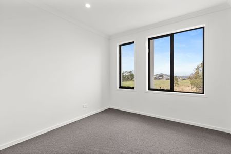 Brand New with 3 Bathrooms! - Photo 2