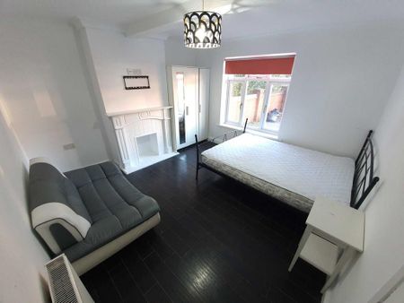 1 bedroom in a house share to rent - Photo 3