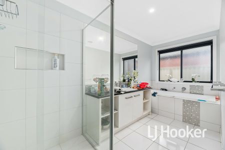 Large Family Home With All The Extra's! - Photo 3