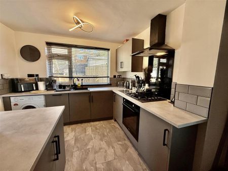 3 bedroom semi-detached house to rent - Photo 5