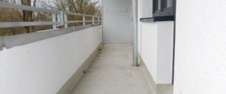 Renoviert und bezugsfertig... 1-Raumwohnung mit Balkon direkt am Crönpark in grüner Lage... - Photo 1