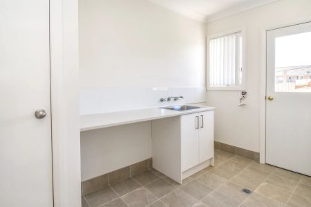 Modern & Light-Filled Contemporary Living - Photo 3