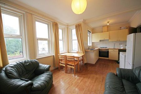 3 bedroom flat to rent - Photo 2