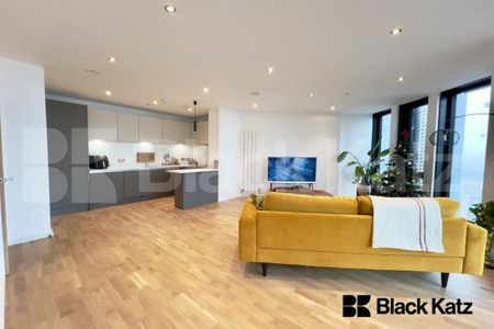 Situated on the 20th floor of The Ceramic Building with concierge and gym. - Photo 3