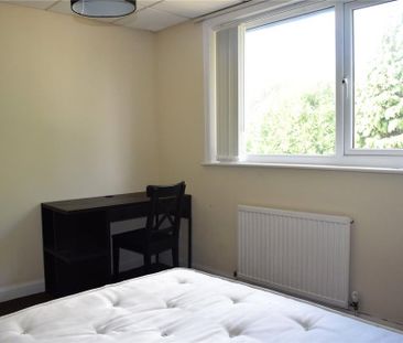 4 bedroom semi-detached house to rent - Photo 6