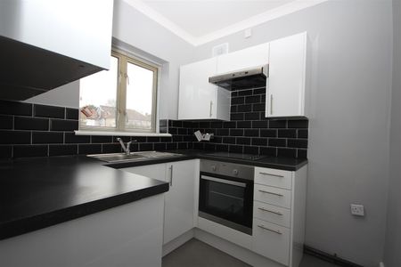 2 bedroom Maisonette to let - Photo 3