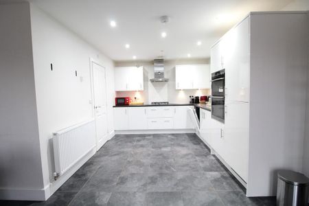 3 bedroom end of terrace house to rent - Photo 2