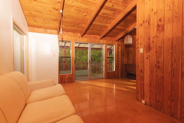 Charming cottage overlooks beautiful bushland - Photo 1