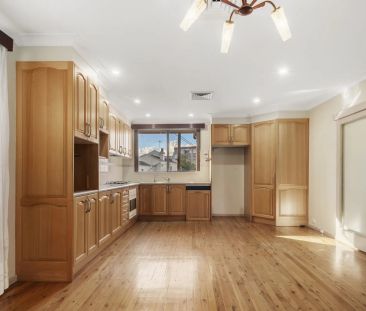 Large 3-Bedroom House with Garage in the Heart of Balmain Village -... - Photo 3