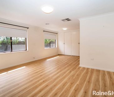 SPACIOUS & UPDATED FAMILY HOME IN PRIME CENTRAL LOCATION - Photo 6