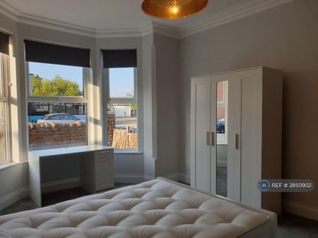 5 bedroom semi-detached house to rent - Photo 2