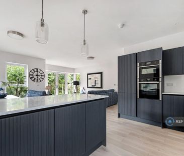 4 bedroom detached house to rent - Photo 3