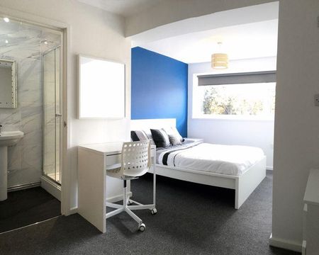 1 bedroom in a house share to rent - Photo 2