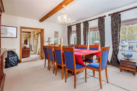 An extensive former coach house to rent with secondary accommodation, garaging, extensive outbuildings and an indoor pool at Speen near Newbury. - Photo 2