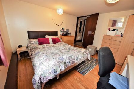 1 bedroom Flat in Harold Grove, Leeds - Photo 3