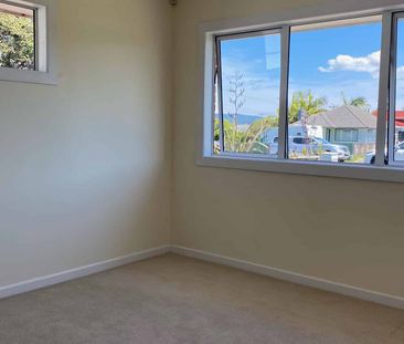 Te Atatu South -Three bedroom House - Photo 1