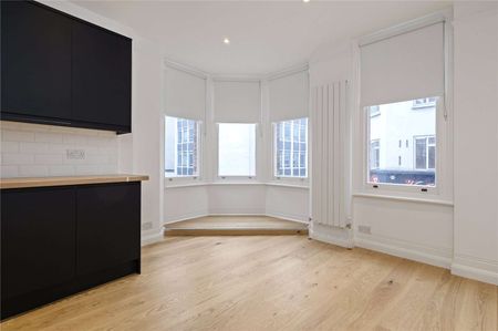 Set on the first floor of a popular mansion block in Bloomsbury, we offer this recently refurbished two bedroom apartment. - Photo 2