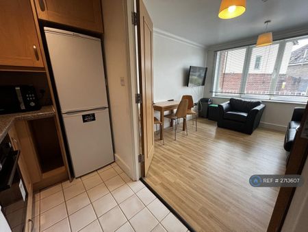 3 bedroom flat to rent - Photo 4