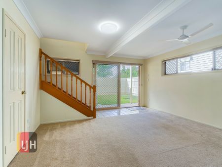 AIR CONDITIONED TWO BEDROOM TOWNHOUSE WITH COURTYARD - Photo 4