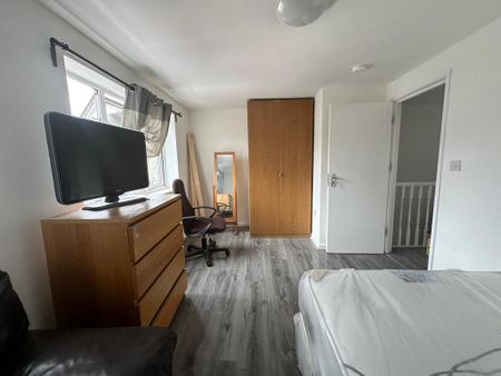 1 bedroom in a house share to rent - Photo 4