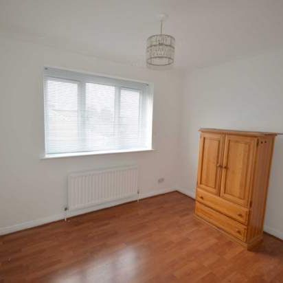 1 bedroom property to rent in Addlestone - Photo 1