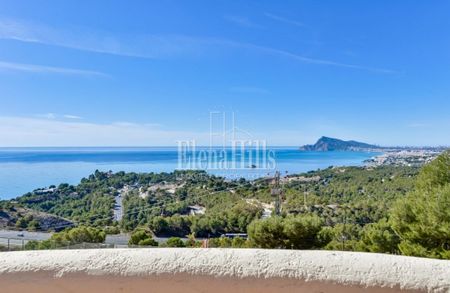 Spacious and luminous villa with private pool, jacuzzi and sea views in Altea, Alicante. - Photo 5