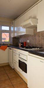 258a TINSHILL ROAD Leeds - LS16 7BT - Photo 3