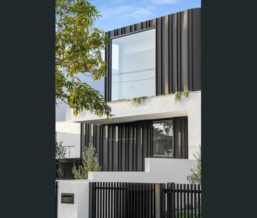 LUXURIOUS FAMILY HOME - Photo 4