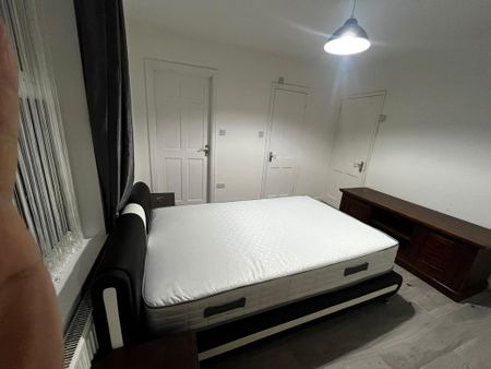 1 bedroom in a house share to rent - Photo 2