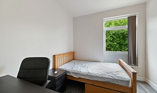 Modern 7-Bedroom House Near Ecclesall Road – Perfect for Students & Sharers - Photo 1