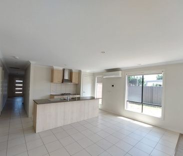 Spacious House with excellent Location in Tarneit - Photo 6