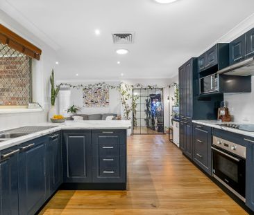 STUNNING FAMILY HOME IN A QUIET CUL DE SAC - Photo 3