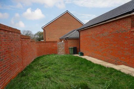 3 bedroom semi-detached house to rent - Photo 5