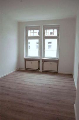 Attraktive Altbauwohnung mit Einbauküche und Balkon. - Photo 1