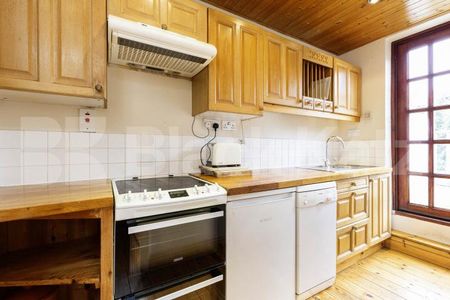 Top floor 1 bedroom with exposed brick and private roof terrace - Photo 5