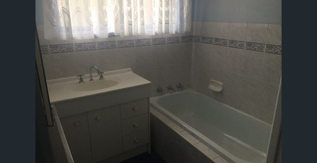 32 Oldershaw Road, Melton, Vic 3337 - Photo 1