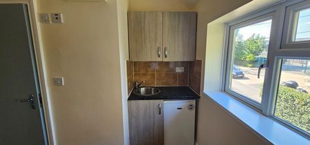 Strode Crescent, Sheerness ME12, London - Photo 4