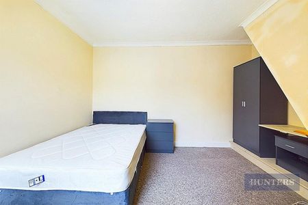 5 bedroom House To Let - Photo 3