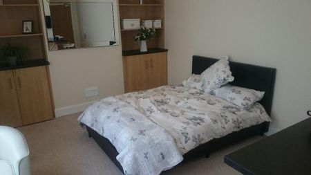 1 bedroom in a house share to rent - Photo 3