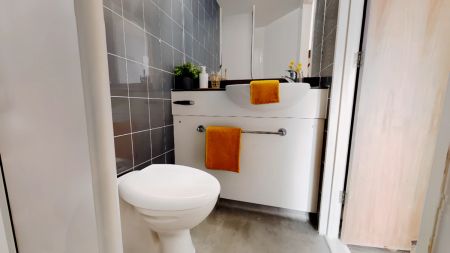 Silver En Suite - Photo 5