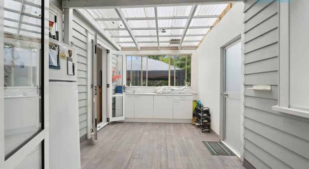 Spacious 5-Bedroom Family Home - Photo 1