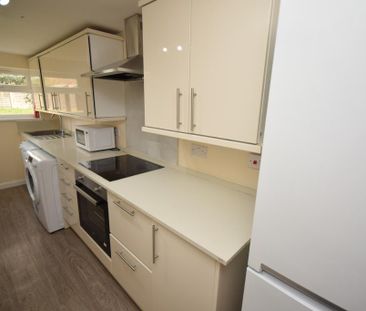 4 bedroom end of terrace house to rent - Photo 5