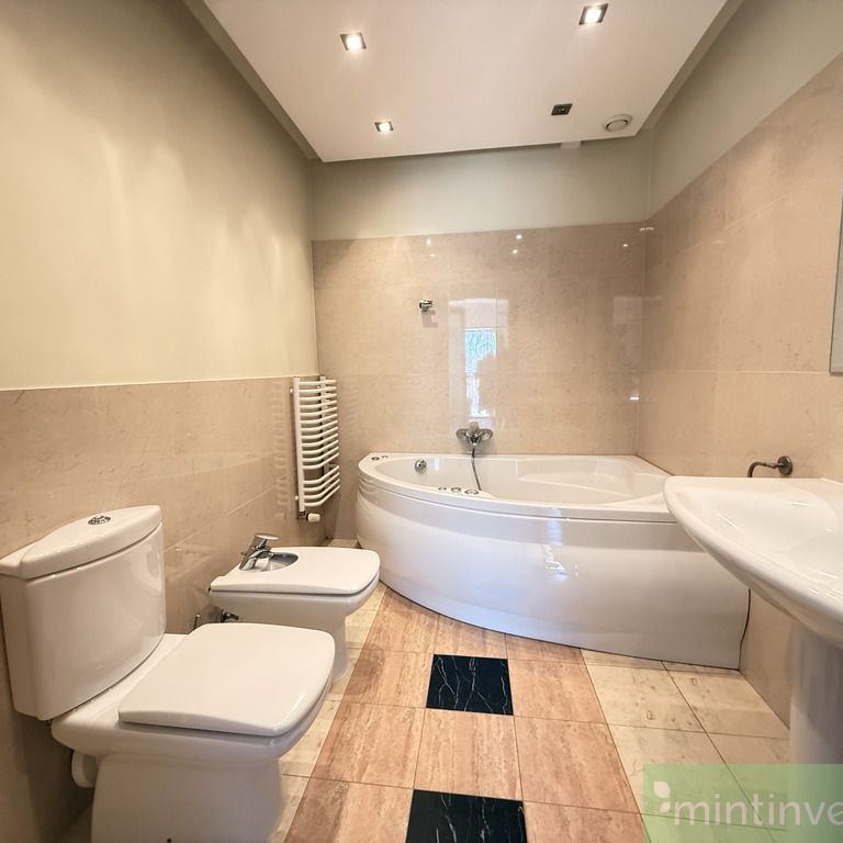 Komfortowy apartament przy Pl.Batorego z garażem - Photo 1