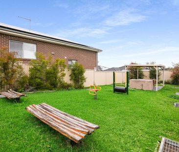 MODERN FOUR BEDROOM TOWNHOUSE IN GREAT LOCATION! - Photo 2