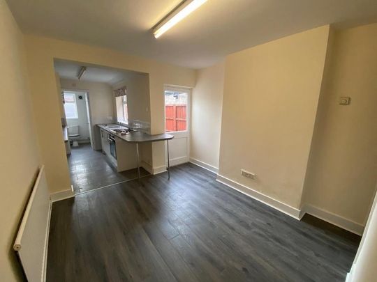 2 bedroom end of terrace house to rent - Photo 1