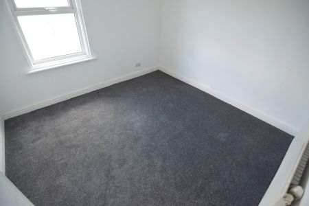 To Let 3 Bed Flat - Photo 3